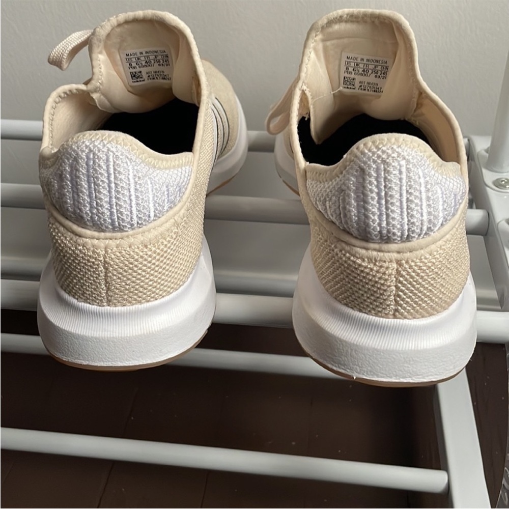 Adidas Swift Run - image 6